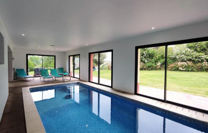Piscine intérieure privée chauffée toute l'année à 29 Quiévrecourt Exterior foto